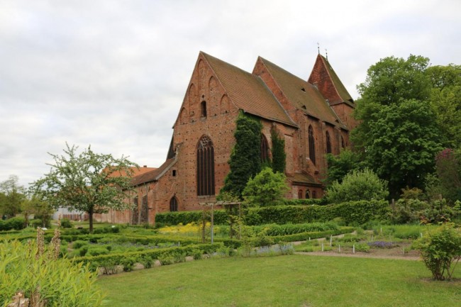 Bild vom Klostergarten und der Rückseite des Klosters